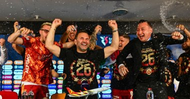 Galatasaray's head coach Okan Buruk (C) celebrates after winning the Turkish Süper lig football match between Galatasaray and Antalyaspor, and the championship, at the RAMS Park stadium, Istanbul, Türkye, May 9, 2026. (AFP Photo)