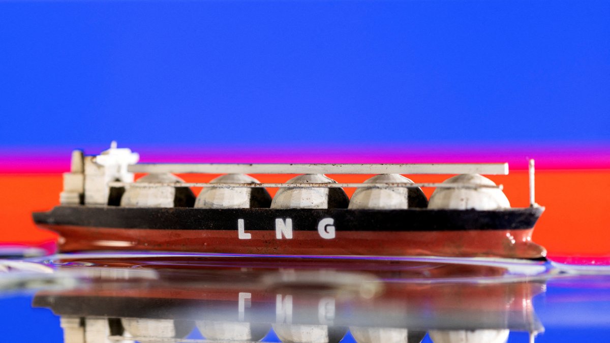 A model of an LNG tanker is seen in front of Russia's flag in this illustration taken May 19, 2022. (Reuters Photo)