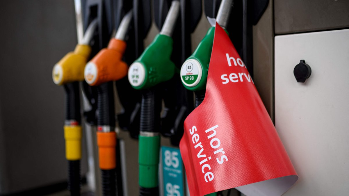 This photograph shows fuel pumps at a petrol station, Toulouse, southwestern France, March 9, 2026. (AFP Photo)