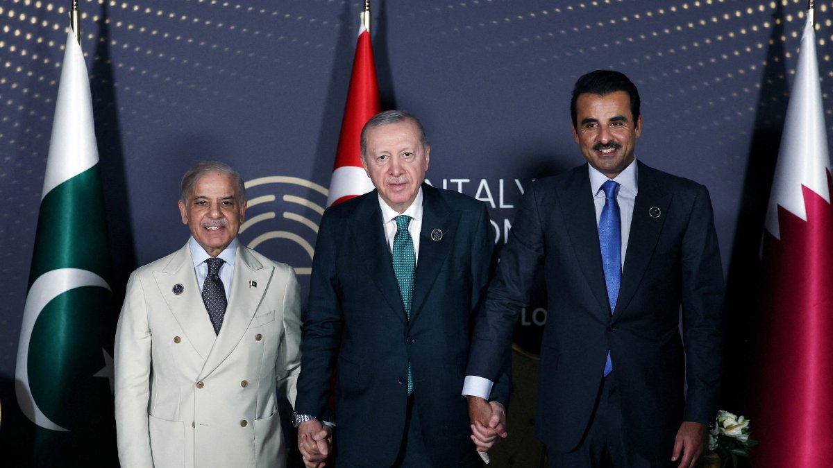 President Recep Tayyip Erdoğan meets with Pakistani Prime Minister Shahbaz Sharif (L) and Qatari Emir Sheikh Tamim bin Hamad Al Thani on the sidelines of Antalya Diplomacy Forum, Antalya, Türkiye, April 17, 2026. (Reuters Photo)