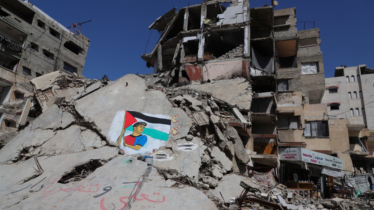 A mural painted by Palestinian artists depicts soccer star Lamine Yamal, who waved a Palestinian flag during Barcelona&amp;#039;s LaLiga victory parade, on the rubble of buildings destroyed during the war, at Shati (Beach) refugee camp in Gaza City, May 13, 2026. (Reuters Photo)