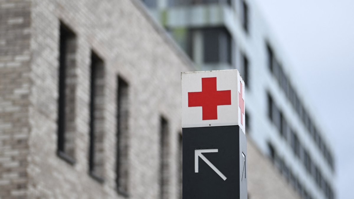 Signs point the way to the emergency room of a hospital in the Hanover region (symbolic image), May 12, 2026. (AFP Photo)