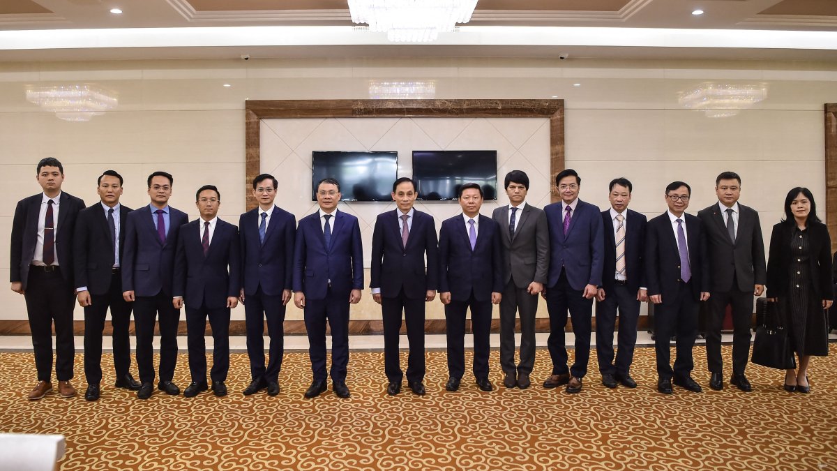Vietnam&amp;#039;s Foreign Minister Le Hoai Trung poses for a group photo with his delegation upon arrival at the Pyongyang International Airport in Pyongyang, May 12, 2026. (AFP Photo)