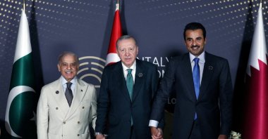 President Recep Tayyip Erdoğan meets with Pakistani Prime Minister Shahbaz Sharif (L) and Qatari Emir Sheikh Tamim bin Hamad Al Thani on the sidelines of Antalya Diplomacy Forum, Antalya, Türkiye, April 17, 2026. (Reuters Photo)