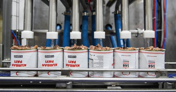 Workers process and can Eid al-Adha meat during a presentation of the Turkish Red Crescent's (Kızılay) meat preservation operations, Izmir, Türkiye, May 12, 2026. (AA Photo)