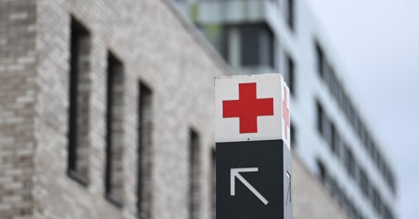 Signs point the way to the emergency room of a hospital in the Hanover region (symbolic image), May 12, 2026. (AFP Photo)