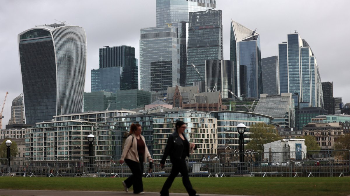Pedestrians walk thourgh the City of London in London, U.K., April 16, 2026. (EPA Photo)