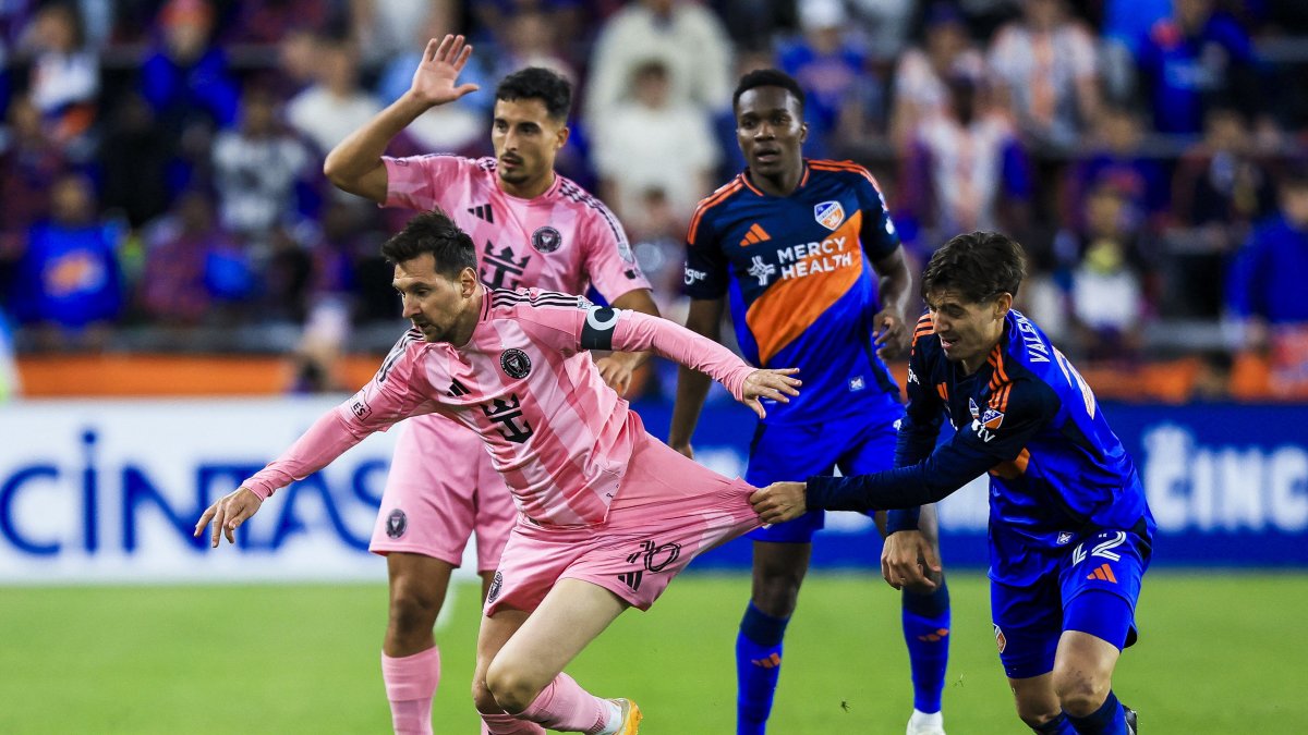 Inter Miami's Lionel Messi (C) dribbles against FC Cincinnati's Gerardo Valenzuela (R) in the second half at TQL Stadium, Cincinnati, U.S., May 13, 2026. (Reuters Photo)