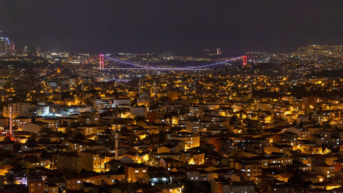 An aerial view of a bridge and residential apartment blocks, Istanbul, Türkiye, Oct. 21, 2025. (Reuters Photo)