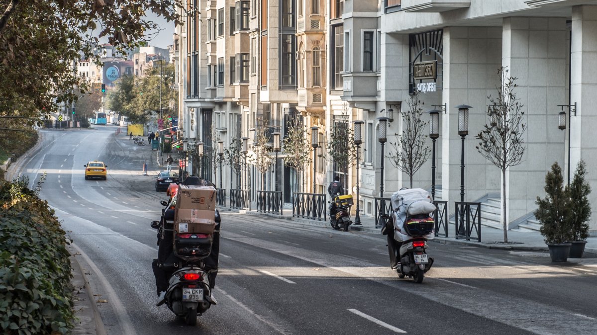 Moto couriers deliver orders during a curfew, Istanbul, Türkiye, Dec. 5, 2020. (Shutterstock Photo)