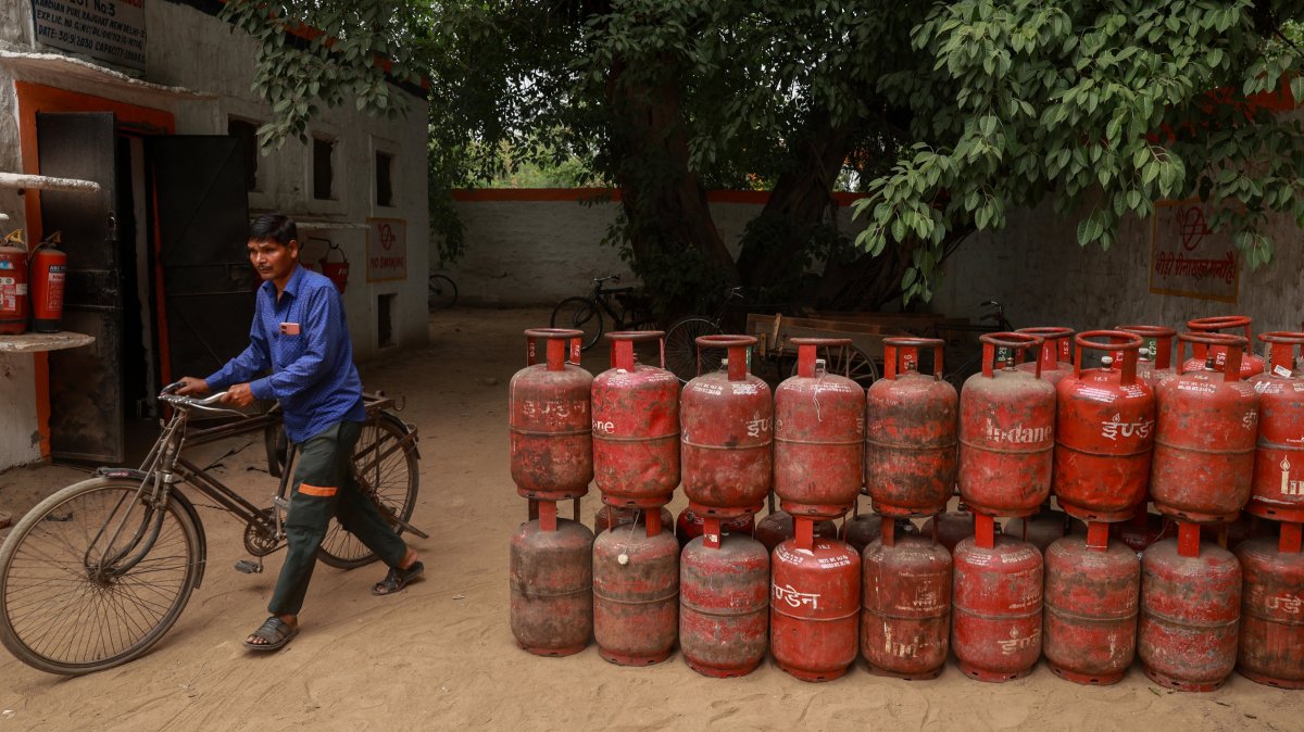 A worker walks past empty liquefied petroleum gas (LPG) cylinders to be refilled at a gas agency office in New Delhi, India, May 11, 2026. (EPA Photo)