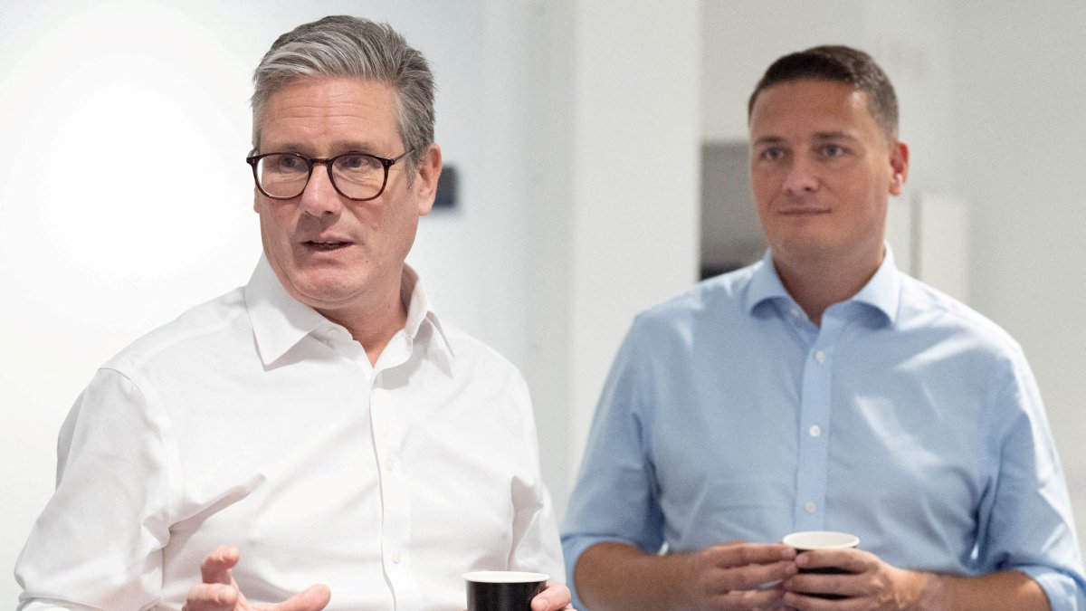 Prime Minister Sir Keir Starmer (L) and Health Secretary Wes Streeting during a visit to the University College London Hospital (UCLH), Sept. 11, 2024. (Reuters Photo)