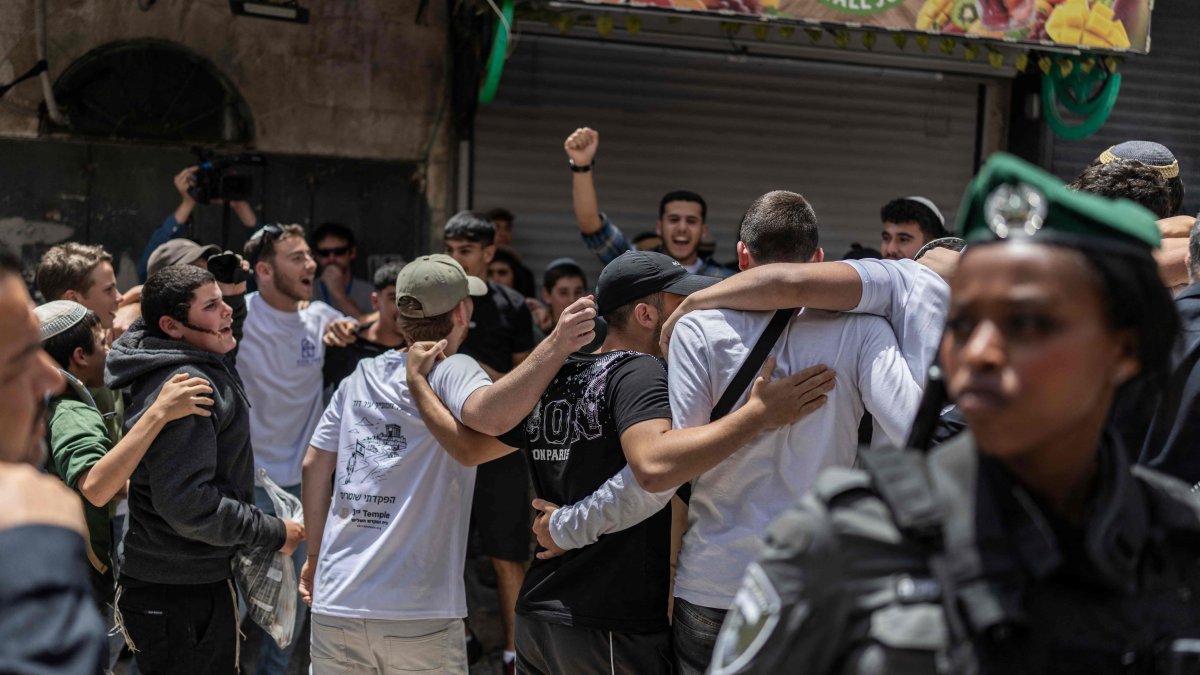 Police stand between Israeli settlers scuffling with left-wing activists in the Old City during a controversial march to mark East Jerusalem's occupation, May 14, 2026. (AFP Photo)