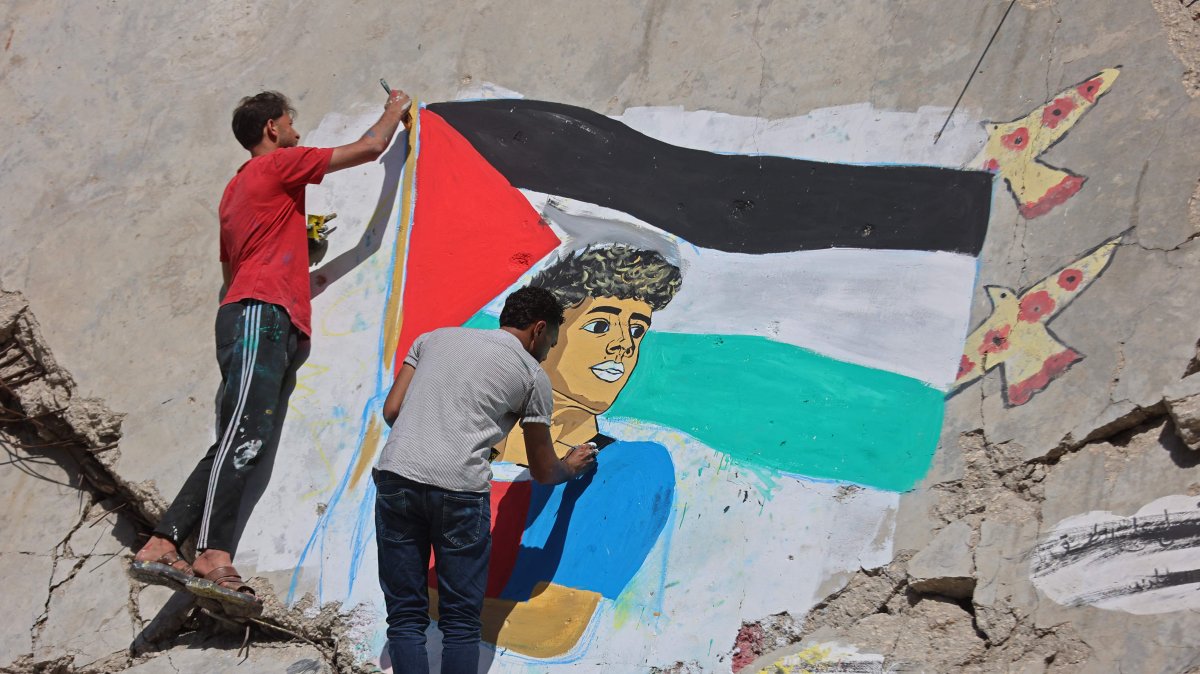 Palestinian artists paint a mural depicting Barcelona star Lamine Yamal waving a Palestinian flag during the Catalans' title parade on the rubble of buildings destroyed by Israeli attacks at Shati (Beach) refugee camp, Gaza City, Palestine, May 13, 2026. (AFP Photo)