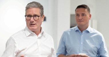 Prime Minister Sir Keir Starmer (L) and Health Secretary Wes Streeting during a visit to the University College London Hospital (UCLH), Sept. 11, 2024. (Reuters Photo)