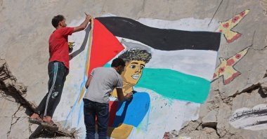 Palestinian artists paint a mural depicting Barcelona star Lamine Yamal waving a Palestinian flag during the Catalans' title parade on the rubble of buildings destroyed by Israeli attacks at Shati (Beach) refugee camp, Gaza City, Palestine, May 13, 2026. (AFP Photo)