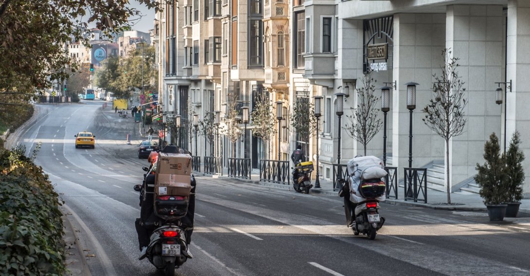 Moto couriers deliver orders during a curfew, Istanbul, Türkiye, Dec. 5, 2020. (Shutterstock Photo)