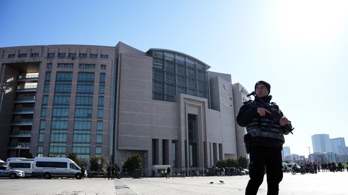 A police officer stands guard outside the Çağlayan courthouse, Istanbul, Türkiye, Feb. 6, 2024. (IHA File Photo)
