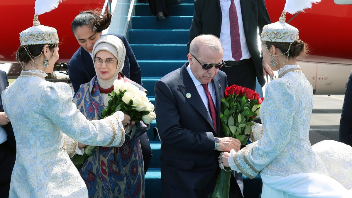 President Recep Tayyip Erdoğan and first lady Emine Erdoğan are welcomed at the Hazret Sultan International Airport in Turkistan, Kazakhstan, May 15, 2026. (AA Photo)