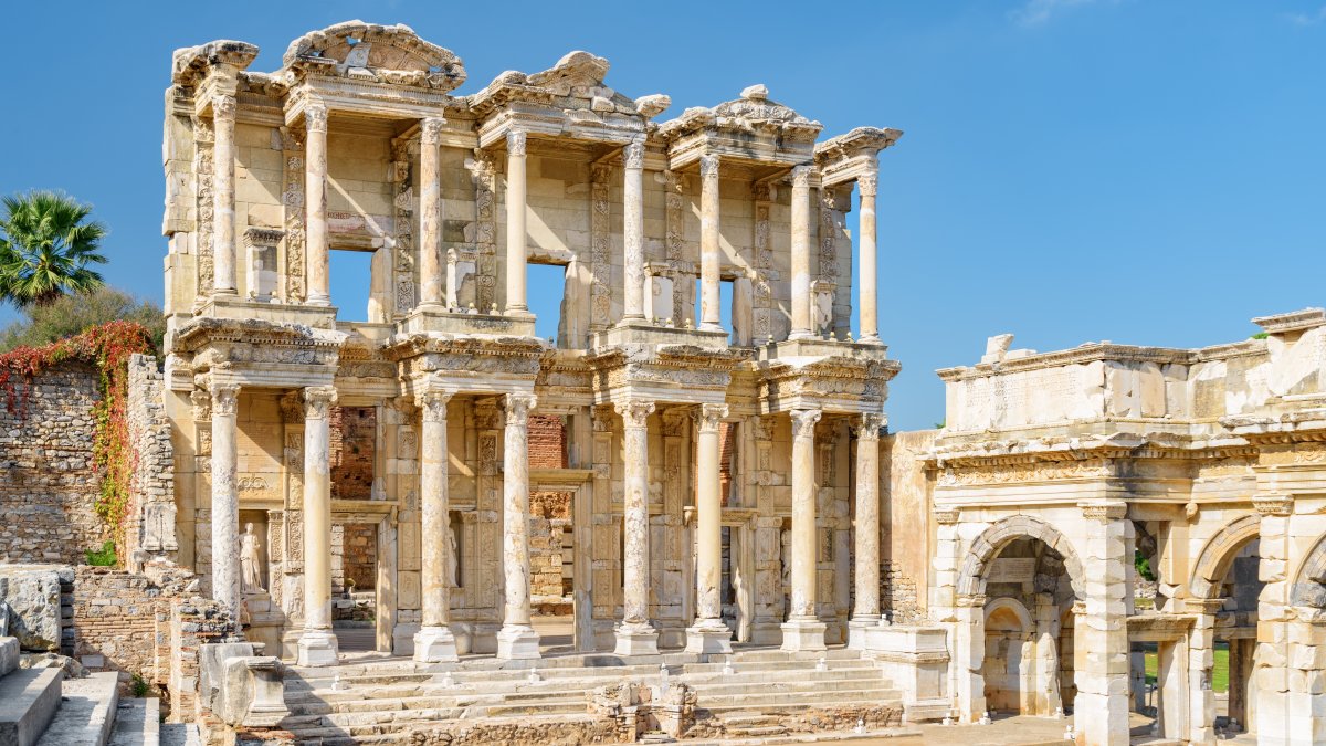 A general view of the Library of Celsus in the ancient city of Ephesus, Izmir, western Türkiye. (Shutterstock Photo)