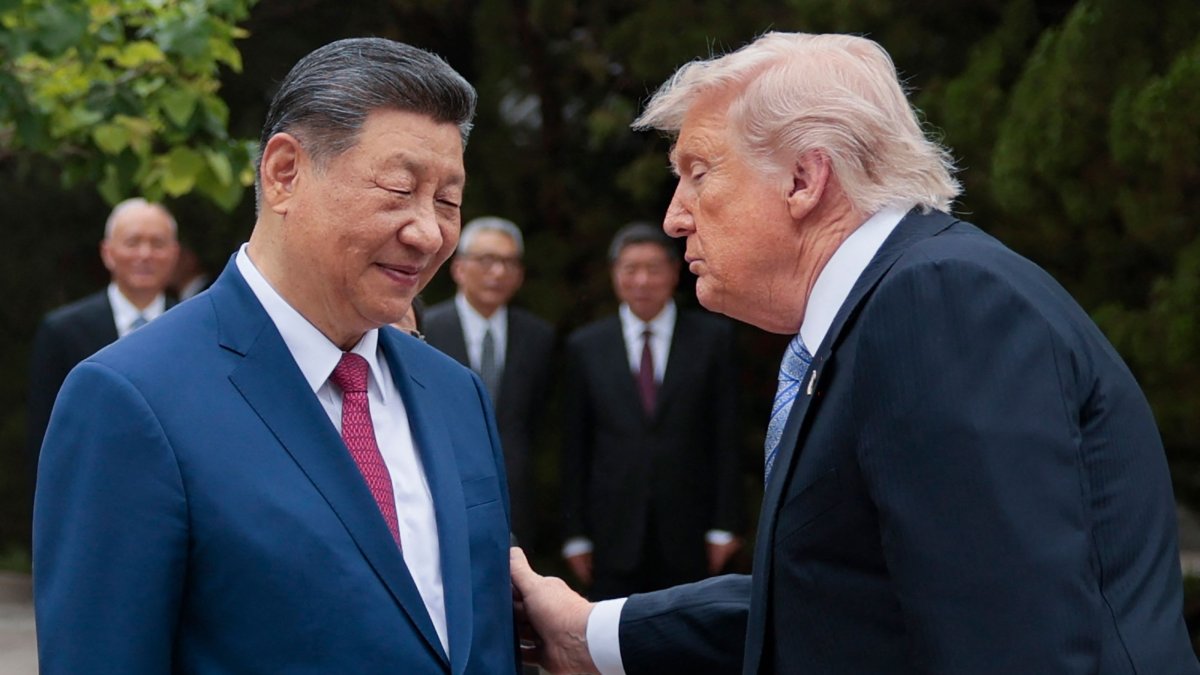 U.S. President Donald Trump (R) gestures to China's President Xi Jinping as he leaves after a visit to Zhongnanhai Garden, Beijing, China, May 15, 2026. (AFP Photo)