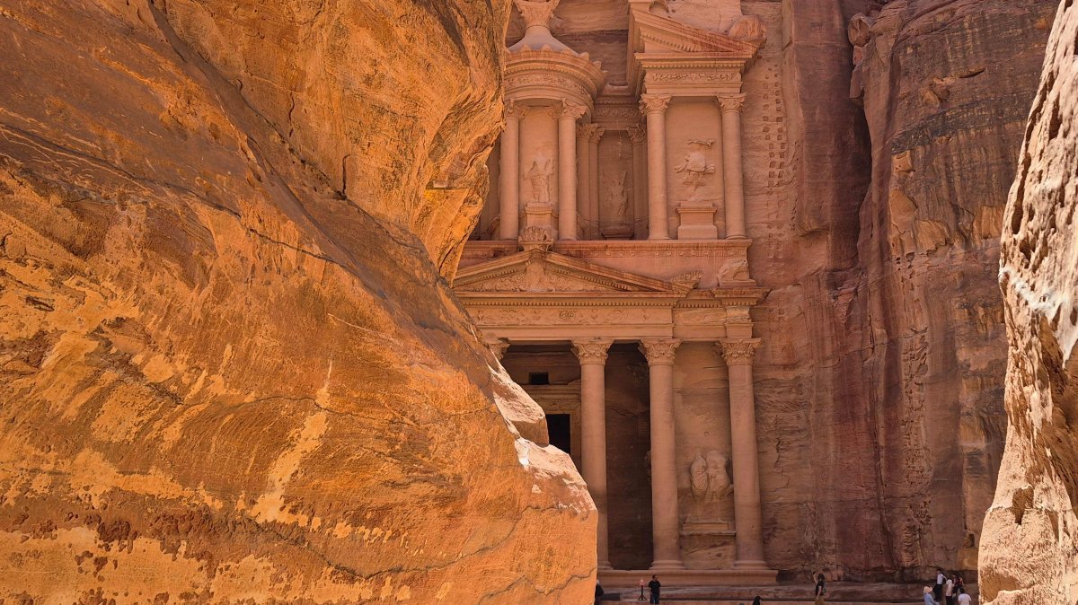 Tourists visit the Treasury in the ruins of the ancient Nabatean city of Petra, in southern Jordan, April 28, 2026. (AFP Photo)