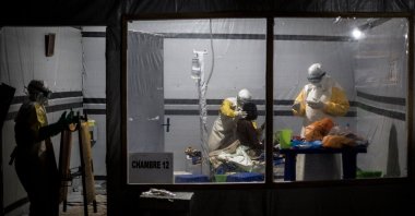Health workers treat an unconfirmed Ebola patient, inside a MSF (Doctors Without Borders) supported Ebola Treatment Centre (ETC), Butembo, DRC, Nov. 3, 2018. (AFP Photo)