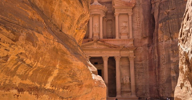 Tourists visit the Treasury in the ruins of the ancient Nabatean city of Petra, in southern Jordan, April 28, 2026. (AFP Photo)