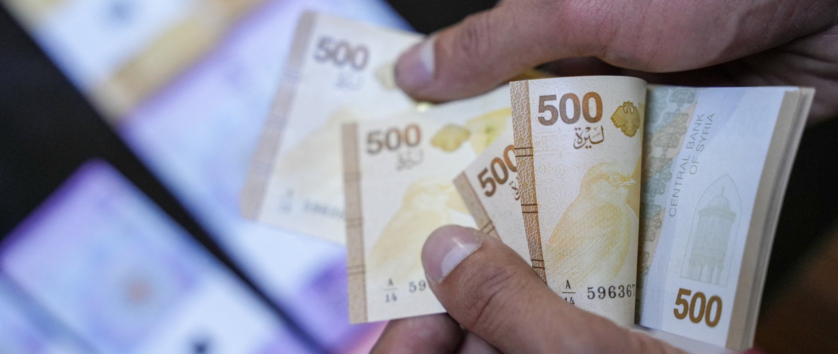 Old Syrian banknotes replaced with newly issued ones in Idlib, Syria, Jan. 3, 2026. (AFP File Photo)