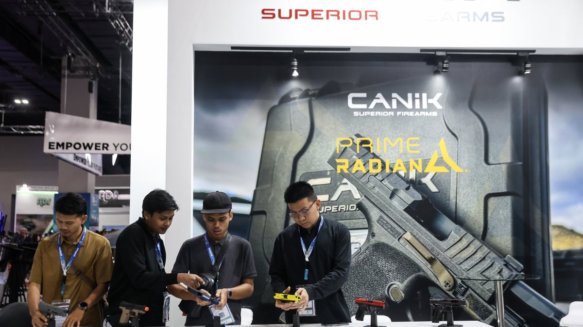 Visitors inspect firearms made by Turkish defense manufacturer Canik at the Defence Services Asia (DSA) and NATSEC Asia 2026 exhibition, Kuala Lumpur, Malaysia, April 21, 2026. (EPA Photo)