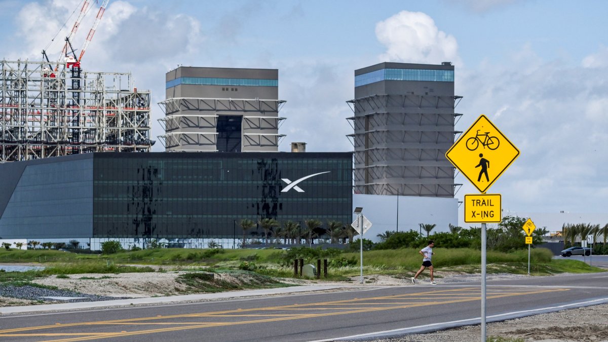 A jogger crosses Boca Chica Boulevard near the SpaceX production facility as preparations continue for the 12th test flight of the Starship spacecraft and the Super Heavy booster in Starbase, Texas, U.S., May 16, 2026. (Reuters Photo)
