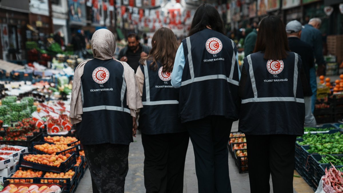 Trade Ministry team inspects an open market, Ankara, Türkiye, May 14, 2026. (AA Photo)