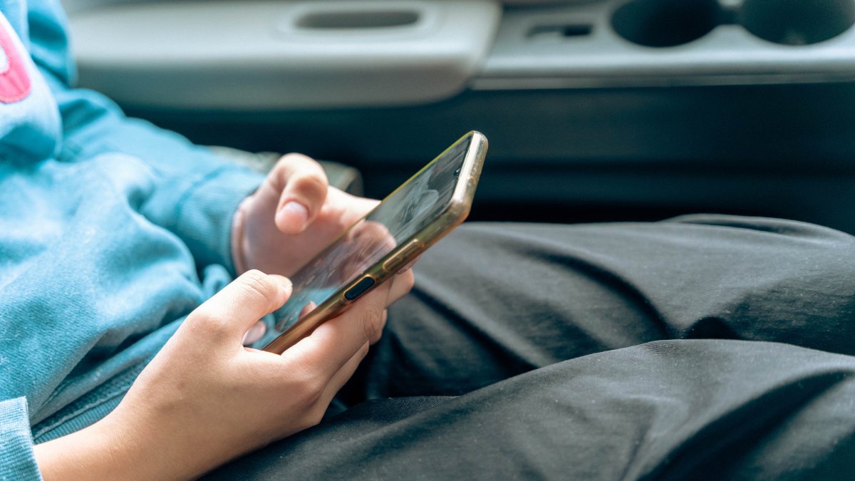 A child uses a smartphone as authorities prepare new regulations restricting social media access for users under the age of 15. (Shutterstcok Photo) 