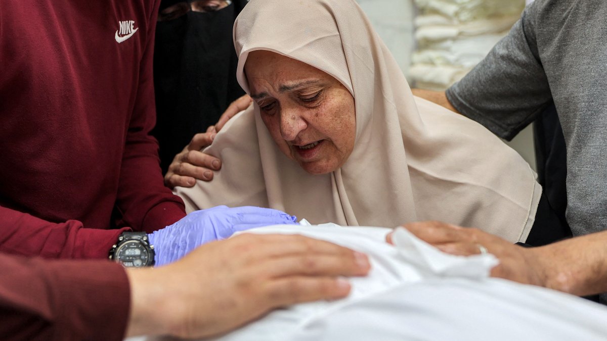 An elderly woman bids farewell to a loved one killed in overnight Israeli bombardment, at al-Shifa Hospital in Gaza City, Palestine, May 17, 2026. (AFP Photo)