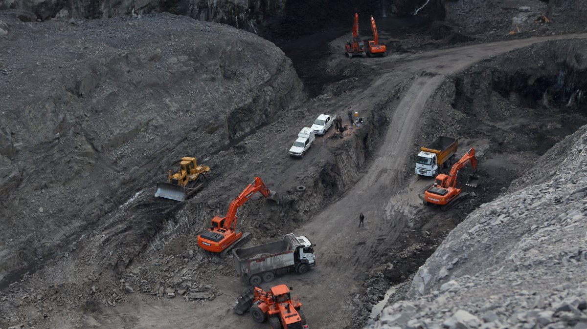 Workers work in a coal mine in Şırnak, southeastern Türkiye, in this undated photo. (Shutterstock Photo)