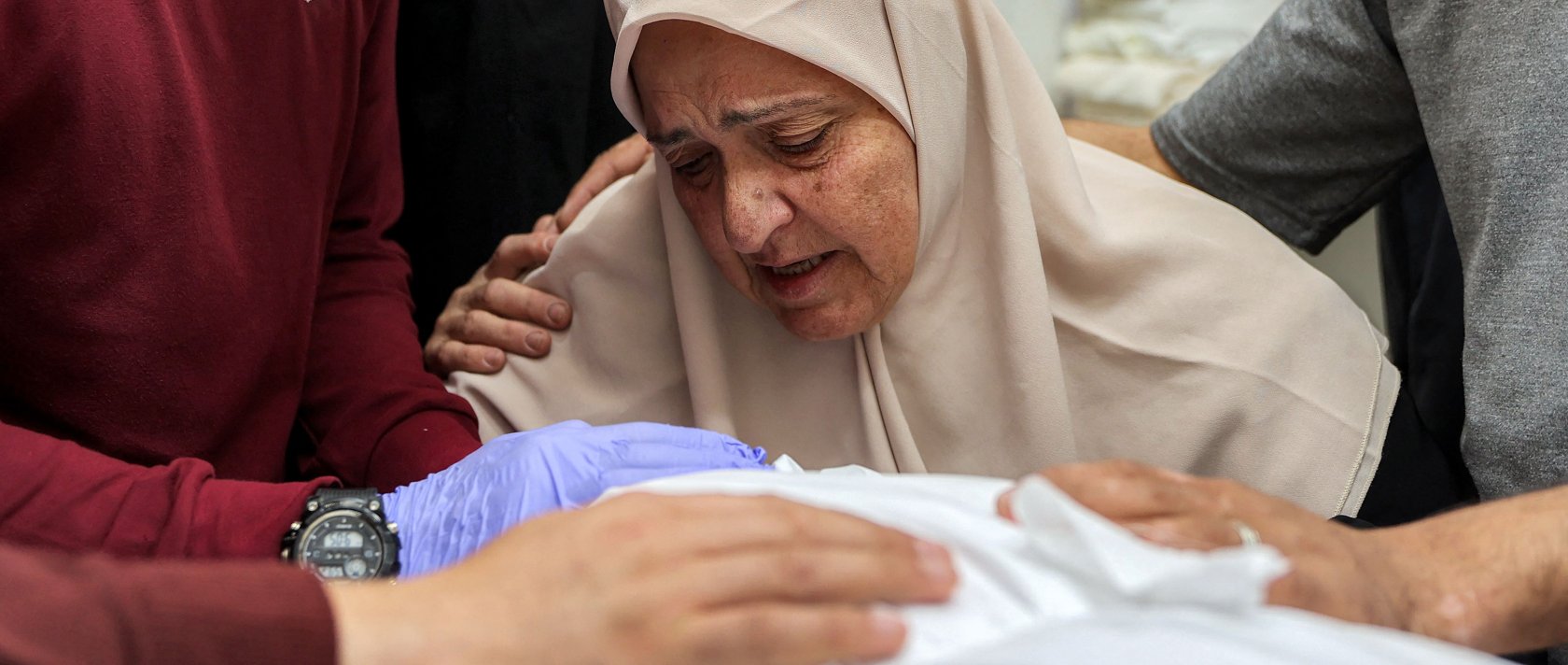An elderly woman bids farewell to a loved one killed in overnight Israeli bombardment, at al-Shifa Hospital in Gaza City, Palestine, May 17, 2026. (AFP Photo)