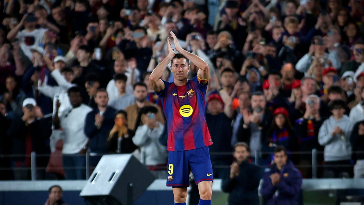 Barcelona's Robert Lewandowski acknowledges fans during the La Liga match against Real Betis at the Camp Nou Stadium, Barcelona, Spain, May 17, 2026. (AFP Photo)