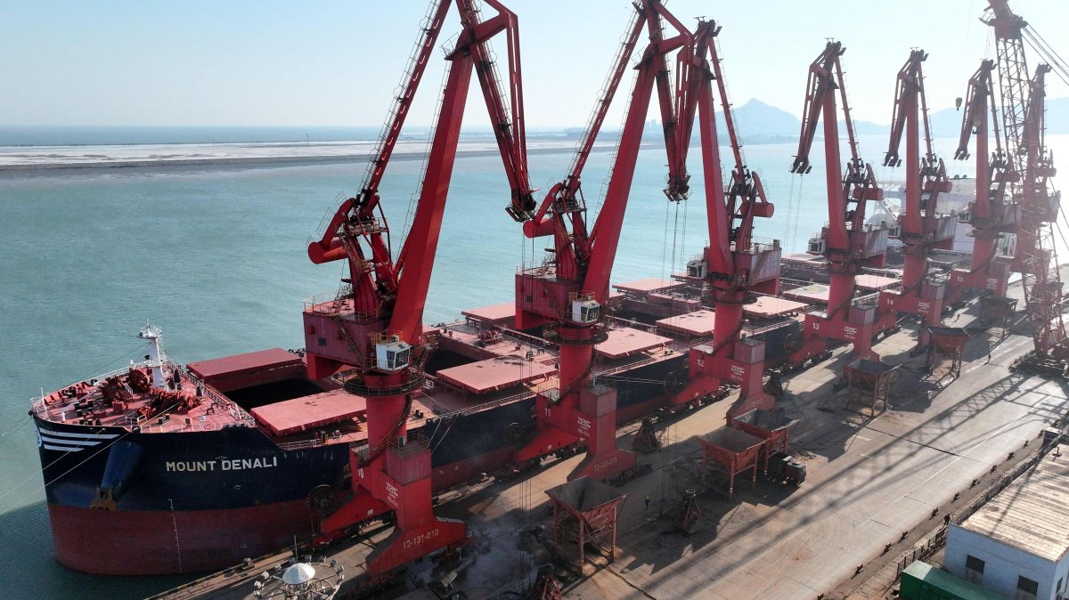A cargo ship unloads imported coal at the Lianyungang Port in Jiangsu province, eastern China, May 10, 2026. (AFP Photo)