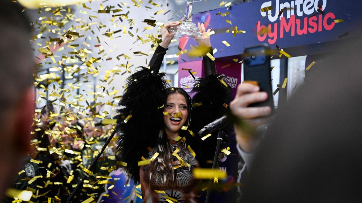 Bulgarian singer Dara lifts her trophy as she is welcomed by supporters upon her arrival in Sofia, a day after winning the Eurovision Song Contest, Sofia, Bulgaria, May 17, 2026. (AFP Photo)