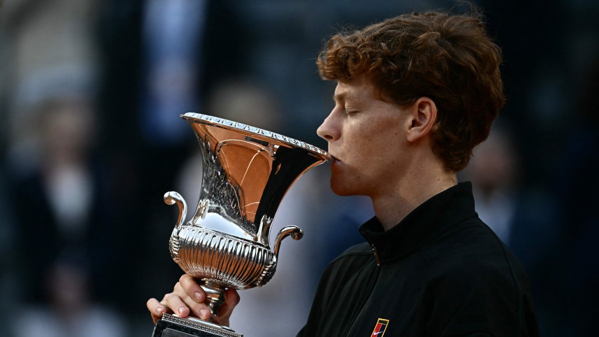 Italy's Jannik Sinner kisses the trophy after winning the men's final of the ATP Rome Open tennis tournament against Norway's Casper Ruud at the Foro Italico, Rome, Italy, May 17, 2026. (AFP Photo)