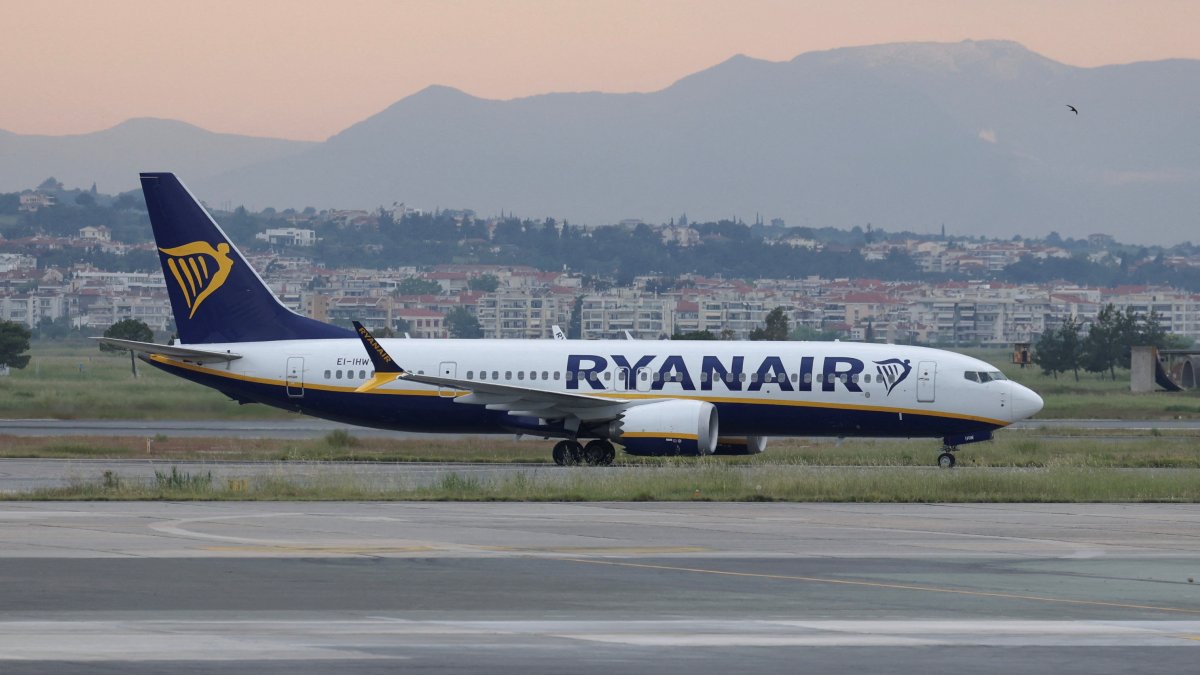 A Ryanair plane on the tarmac of the airport in Thessaloniki, Greece, May 7, 2026. (Reuters Photo)