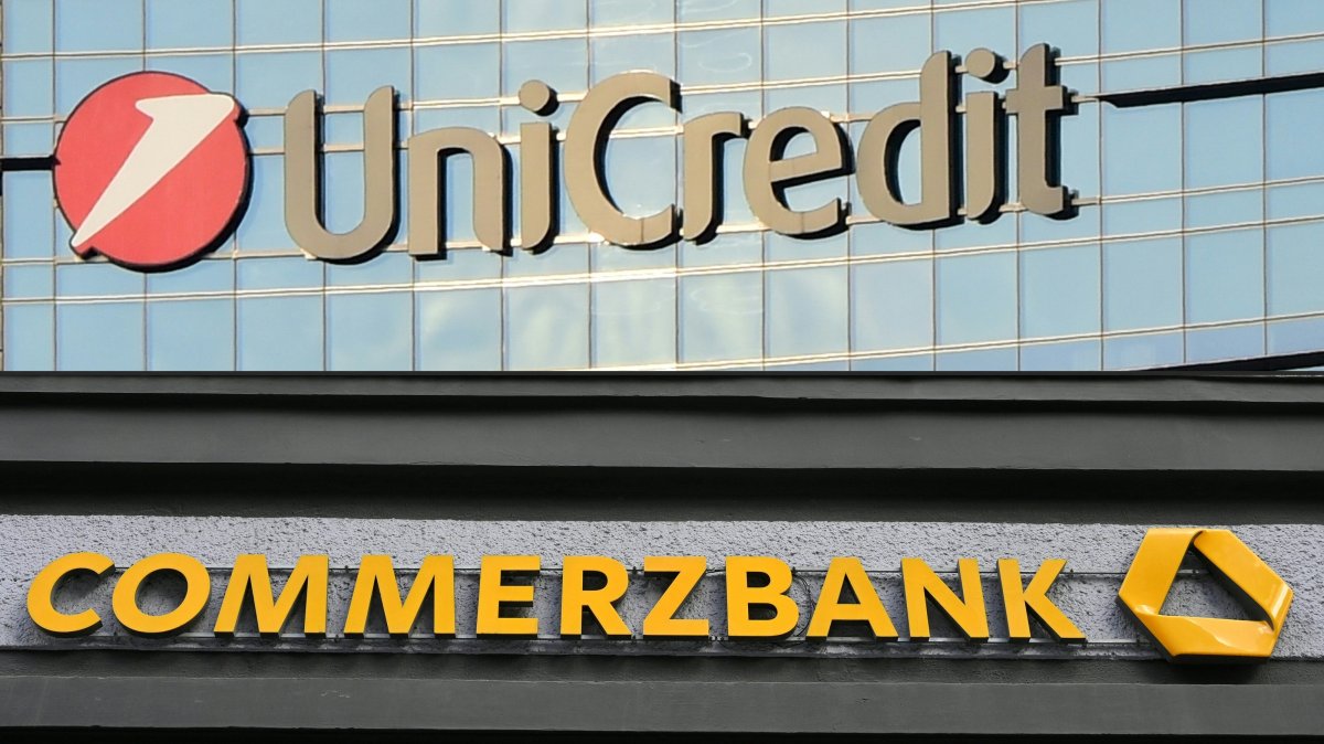 This combination of pictures shows the logo of Italian bank Unicredit in Milan (top), Italy, Dec.18, 2024, and the logo of German bank Commerzbank on one of the bank's branches in Berlin, Germany, May 13, 2020. (AFP Photo)