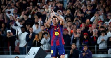 Barcelona's Robert Lewandowski acknowledges fans during the La Liga match against Real Betis at the Camp Nou Stadium, Barcelona, Spain, May 17, 2026. (AFP Photo)