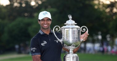 England's Aaron Rai celebrates with The Wanamaker Trophy after victory during the final round of the PGA Championship at Aronimink Golf Club, Newtown, U.S., May 17, 2026. (AFP Photo)