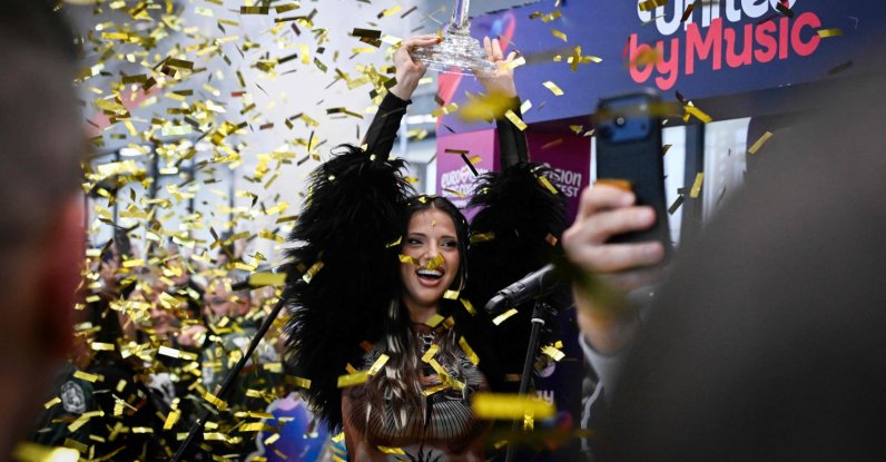 Bulgarian singer Dara lifts her trophy as she is welcomed by supporters upon her arrival in Sofia, a day after winning the Eurovision Song Contest, Sofia, Bulgaria, May 17, 2026. (AFP Photo)
