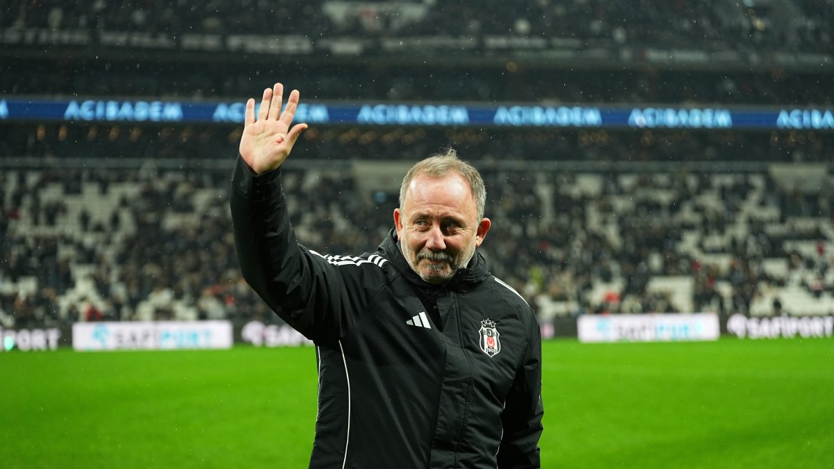 Beşiktaş coach Sergen Yalçın waves to fans after the Süper Lig match against Trabzonspor at Tüpraş Stadium, Istanbul, Türkiye, May 9, 2026. (IHA Photo)