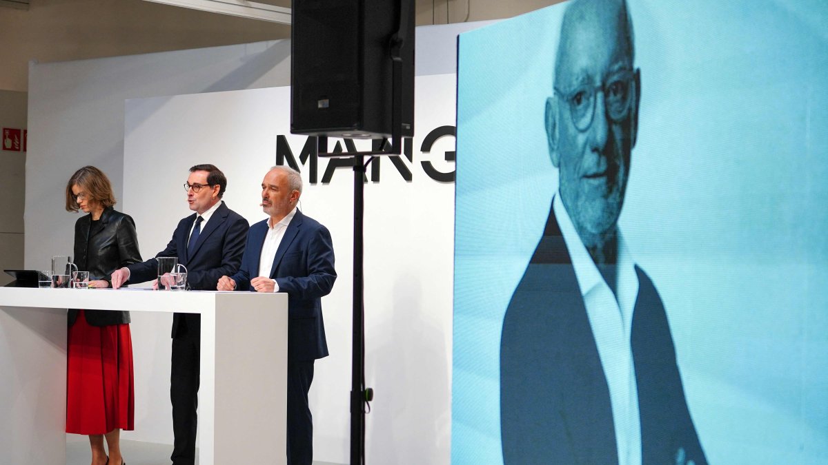 An image of the late Mango founder Isak Andic is projected as Mango Chairperson and CEO Toni Ruiz, (C) stands next to other executives at a press conference to present their 2024 financial results in Palau-solita i Plegamans, north of Barcelona, Spain, March 10, 2025. (AFP Photo)