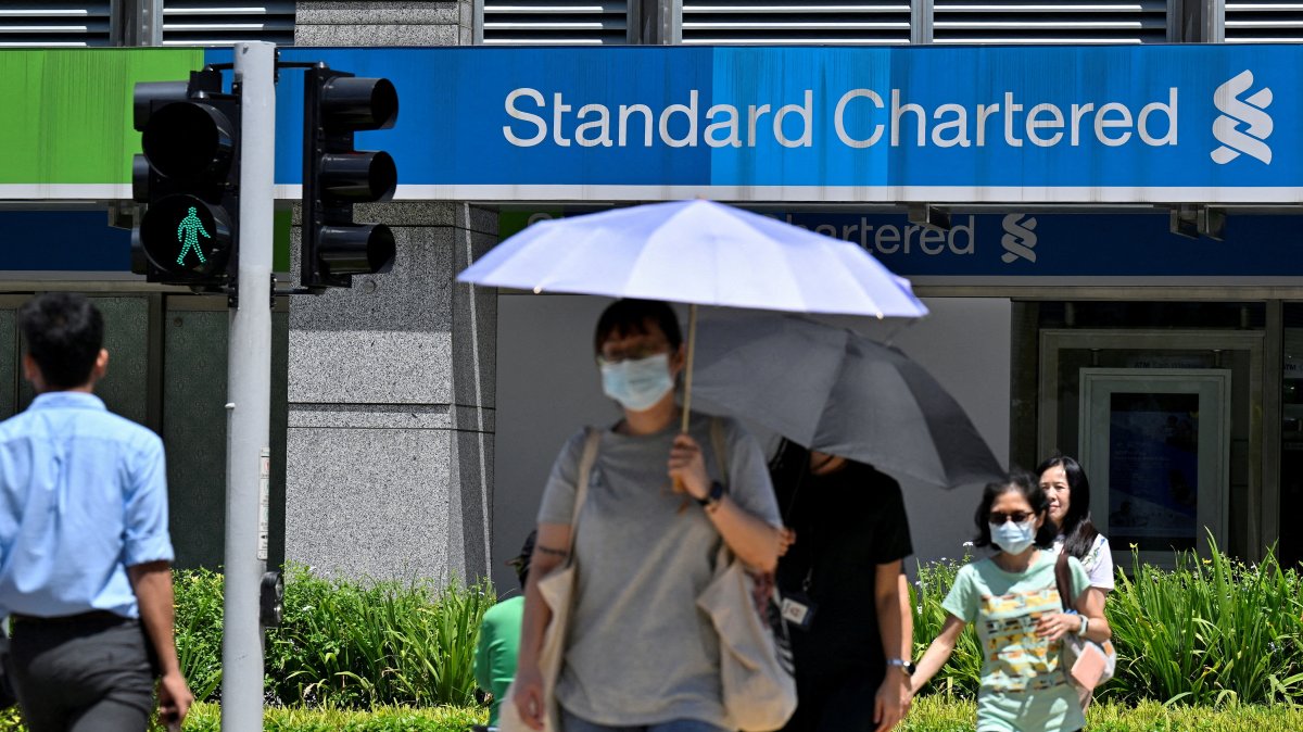 A view of the Standard Chartered bank in Singapore, May 3, 2023. (Reuters Photo)