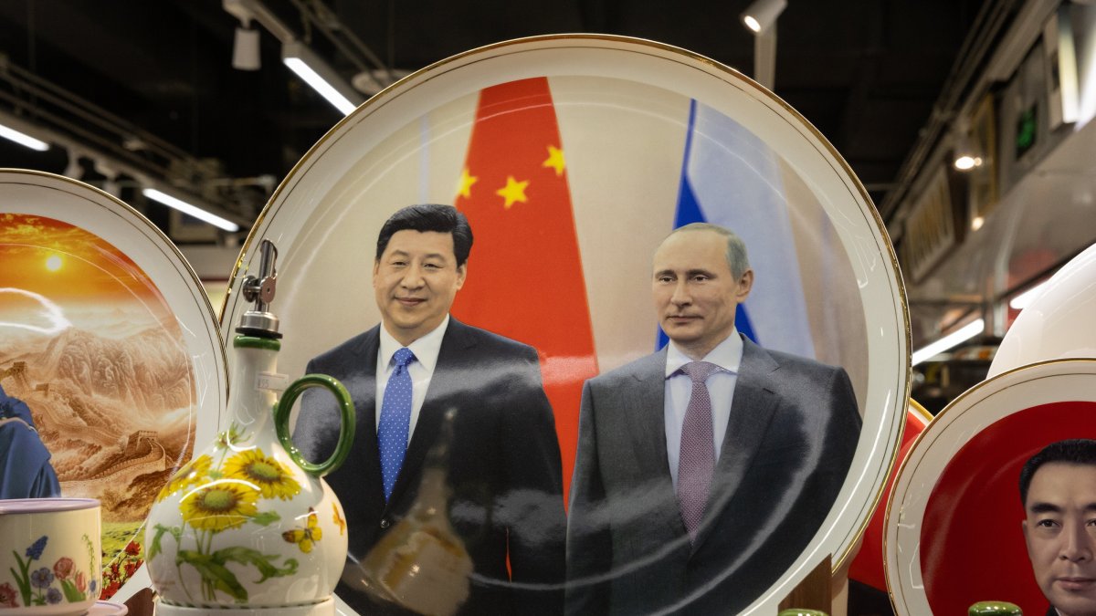 A plate with Russian President Vladimir Putin (R) and Chinese President Xi Jinping  (L) is displayed at a store, Beijing, China, May 19, 2026. (EPA Photo)