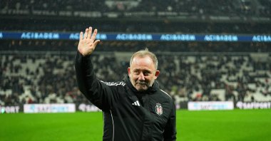 Beşiktaş coach Sergen Yalçın waves to fans after the Süper Lig match against Trabzonspor at Tüpraş Stadium, Istanbul, Türkiye, May 9, 2026. (IHA Photo)
